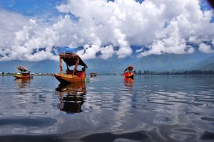Shikara_in_Dal_Lake_in_Kashmir_300x200